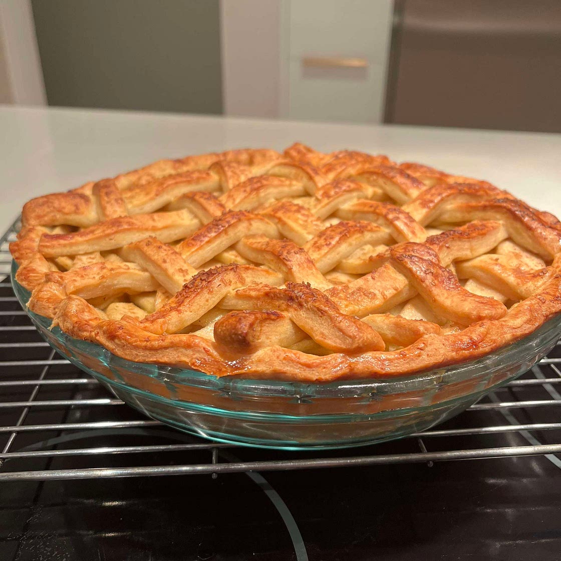 Apple pie w/ cheddar crust
