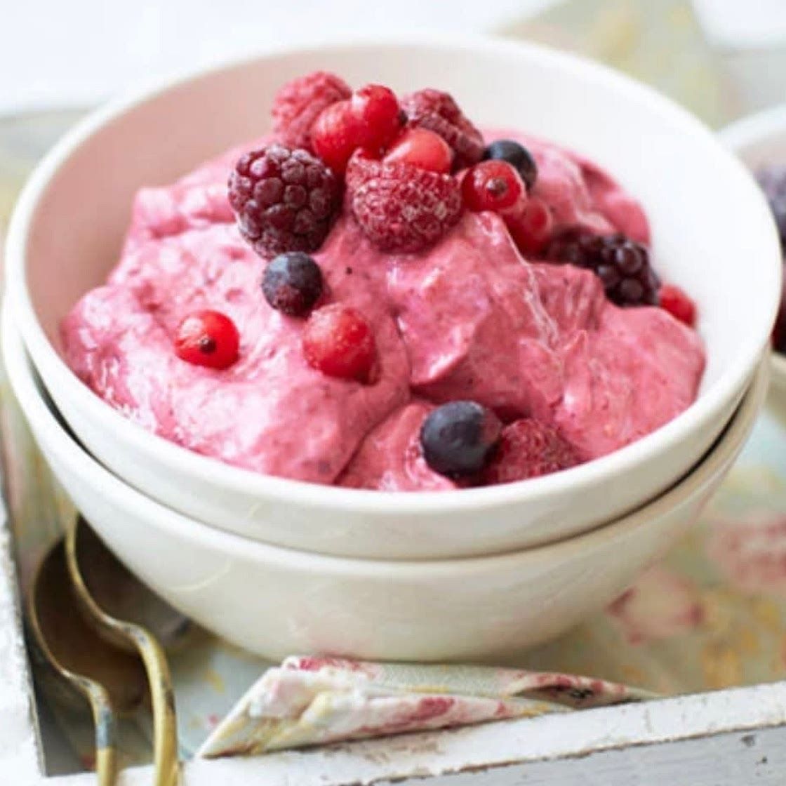 Instant frozen berry yogurt 💕🌈
