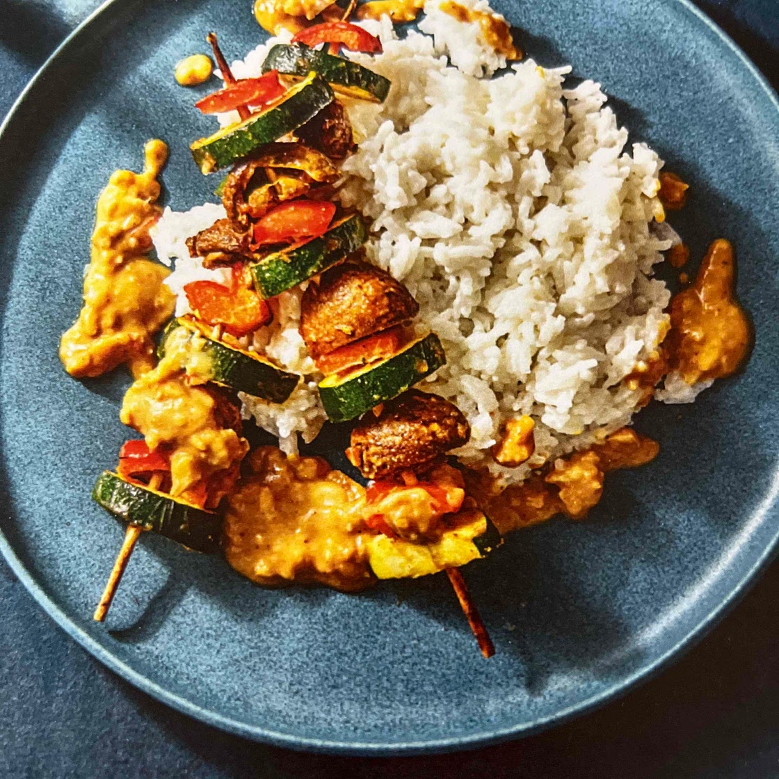 Gemüsespieße mit Satay-Soße dazu Kokosreis