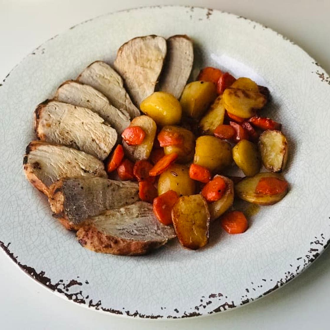 Lomo de Cerdo con Guarnición de Patatas y Zanahorias