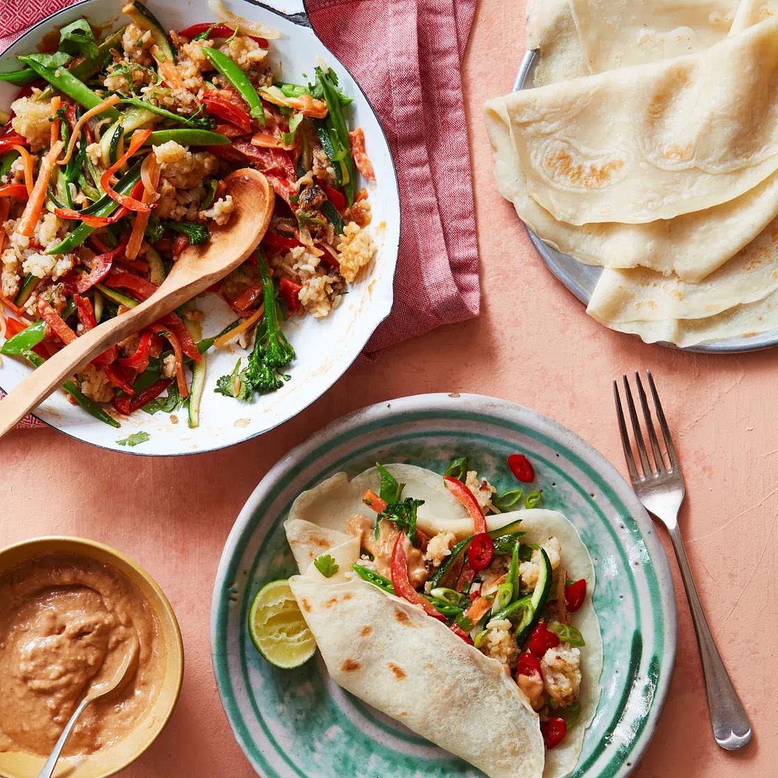 Rice pancakes with stir-fried vegetables and peanut sauce