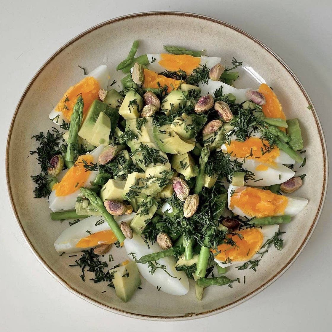 Салат со спаржей, яйцом и авокадо 