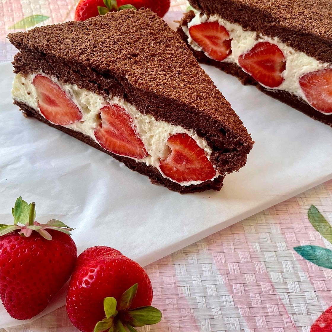 Strawberries and Cream Chocolate Sandos 