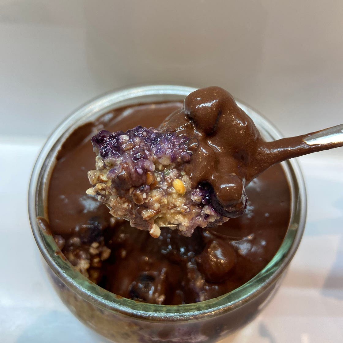 blueberry cheesecake overnight oats with chocolate 🍫🫐