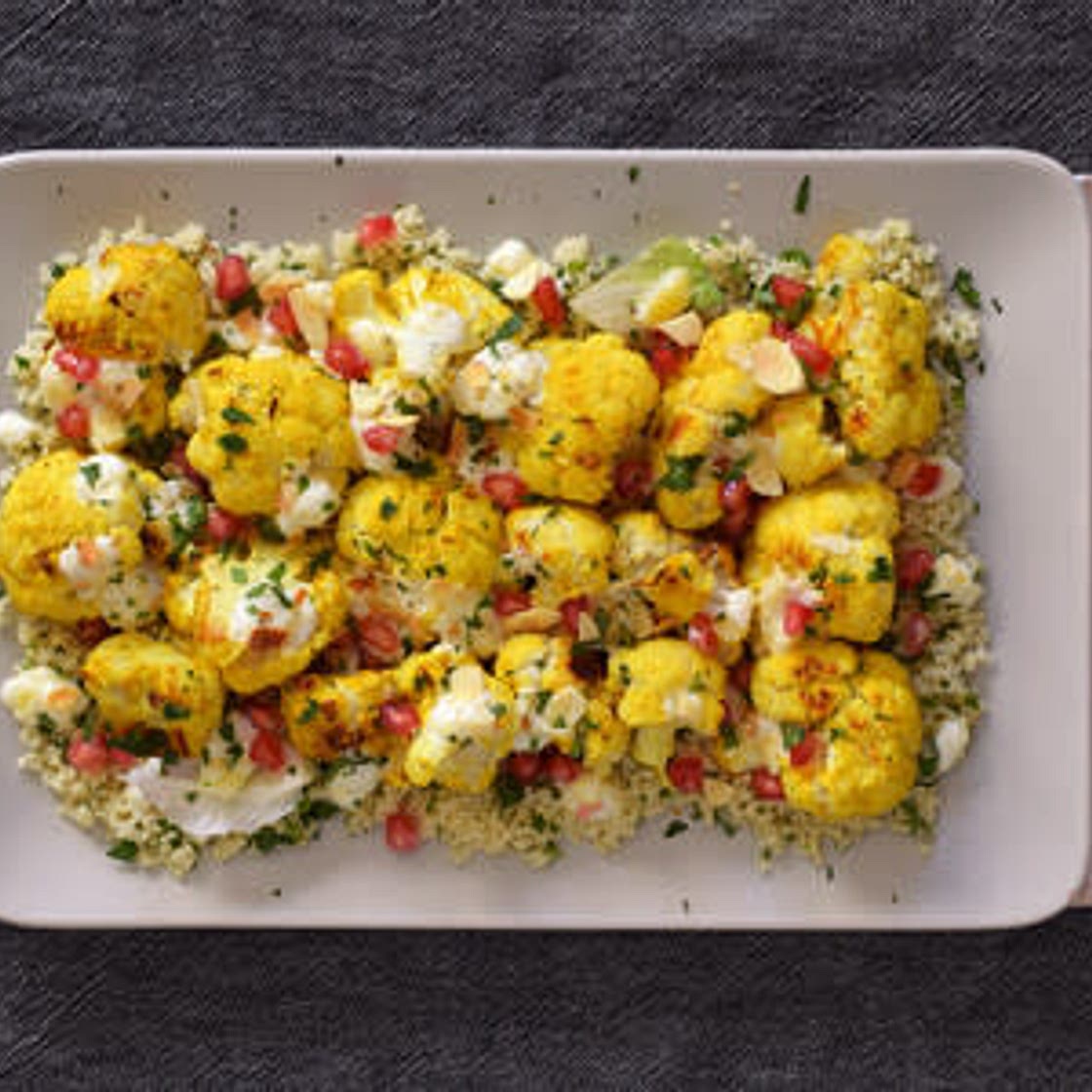 Ensalada templada de coliflor al curry y cuscús con salsa de yogur y melón