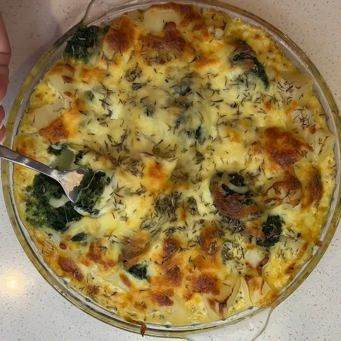 A Cheesy Delight: Easy-to-Make Potato and Spinach Bake Recipe