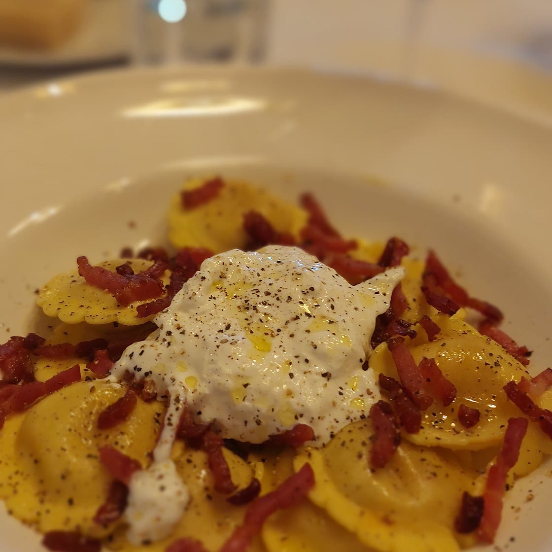 Ravioli de abóbora com bacon, burrata e trufa