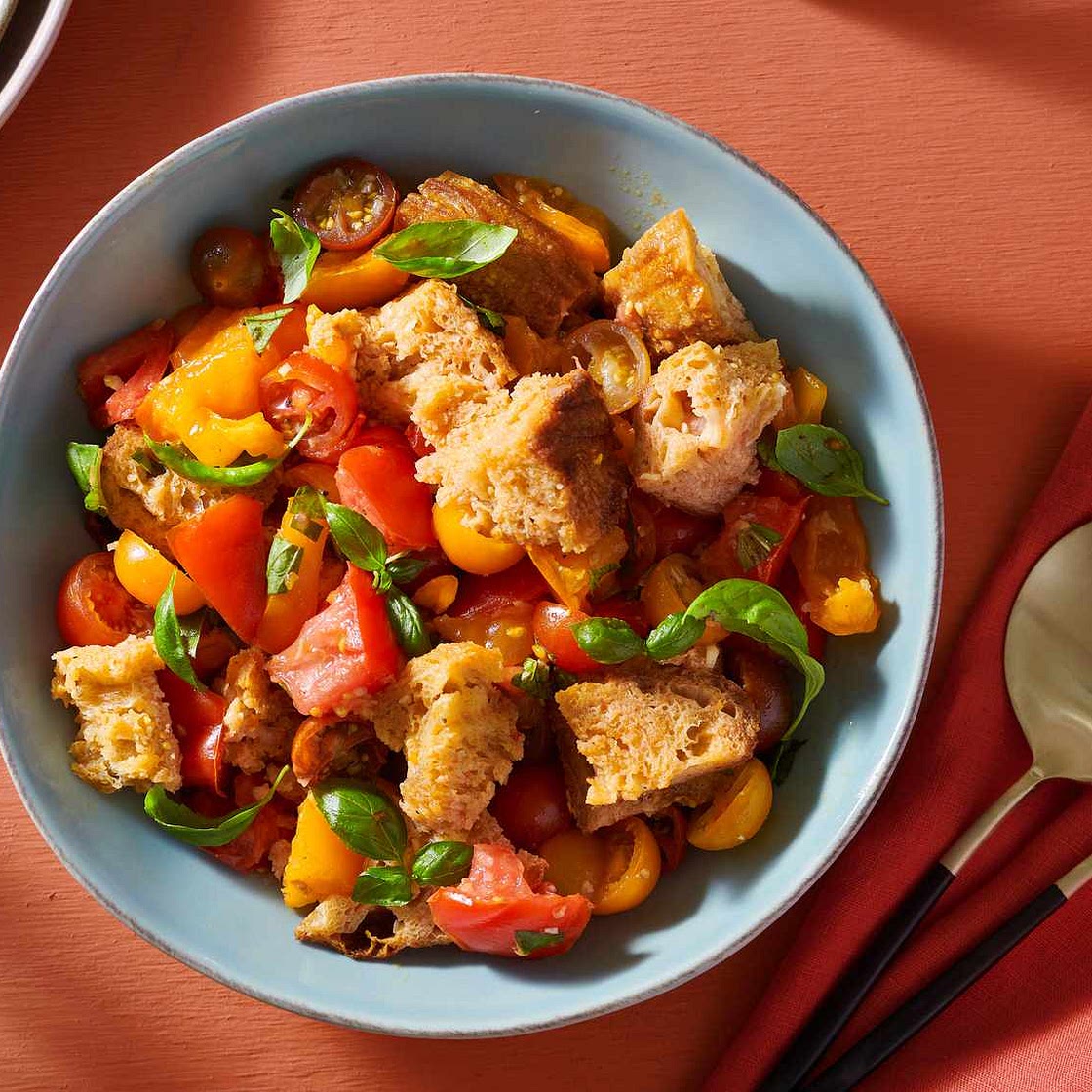 Classic Panzanella Salad (Tuscan-Style Tomato and Bread Salad)