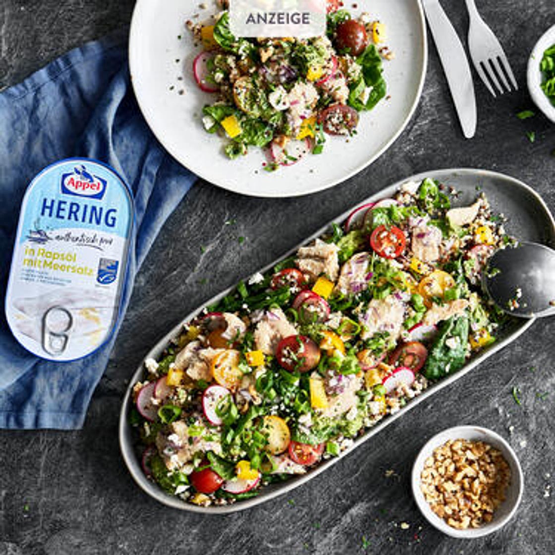 Quinoa-Salat mit Hering und Kräuterpesto