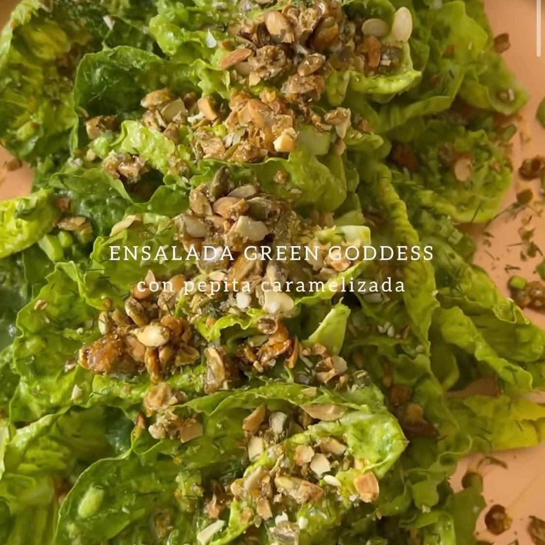 Ensalada Green Goddess con pepita caramelizada