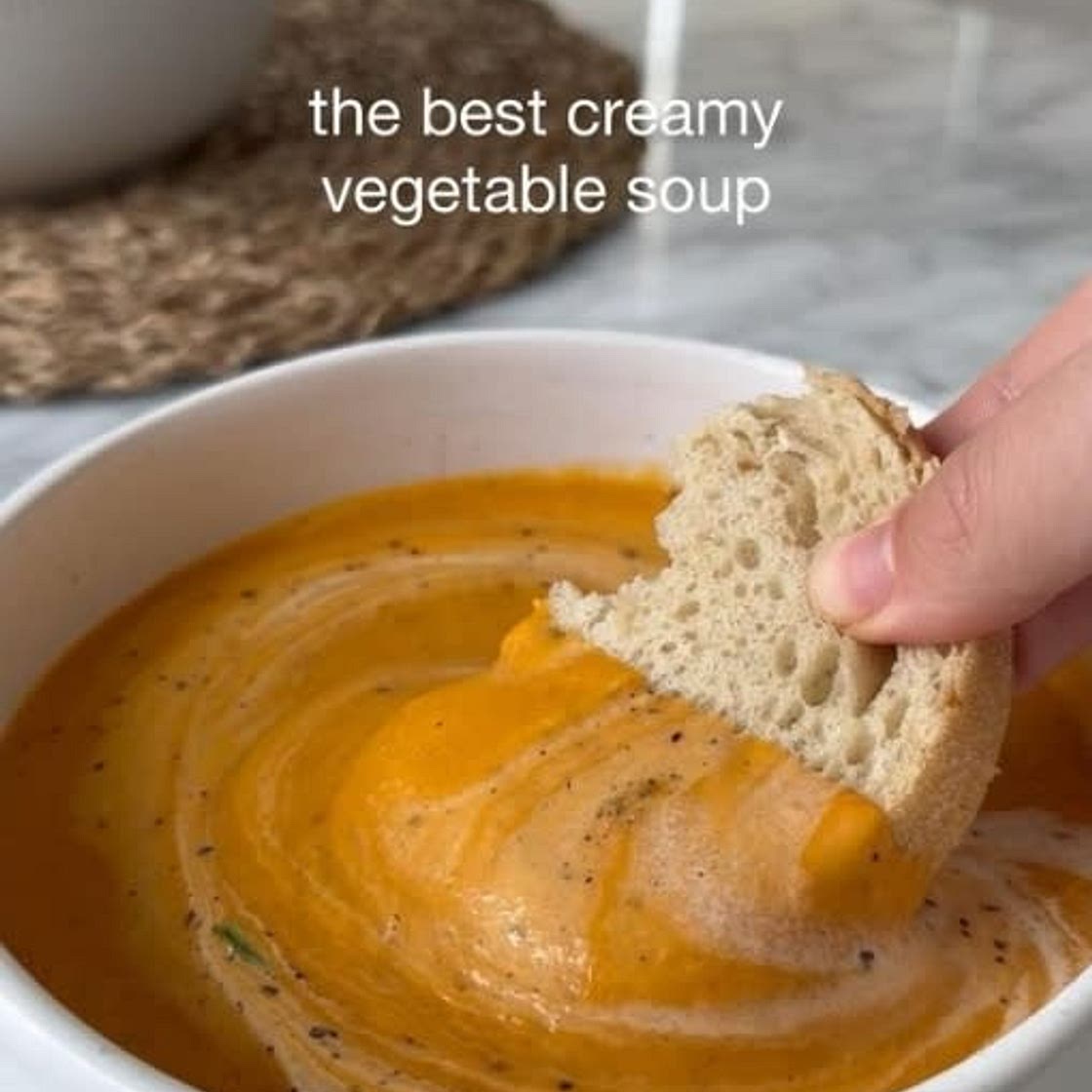 Gemüsesuppe mit geröstetem Gemüse
