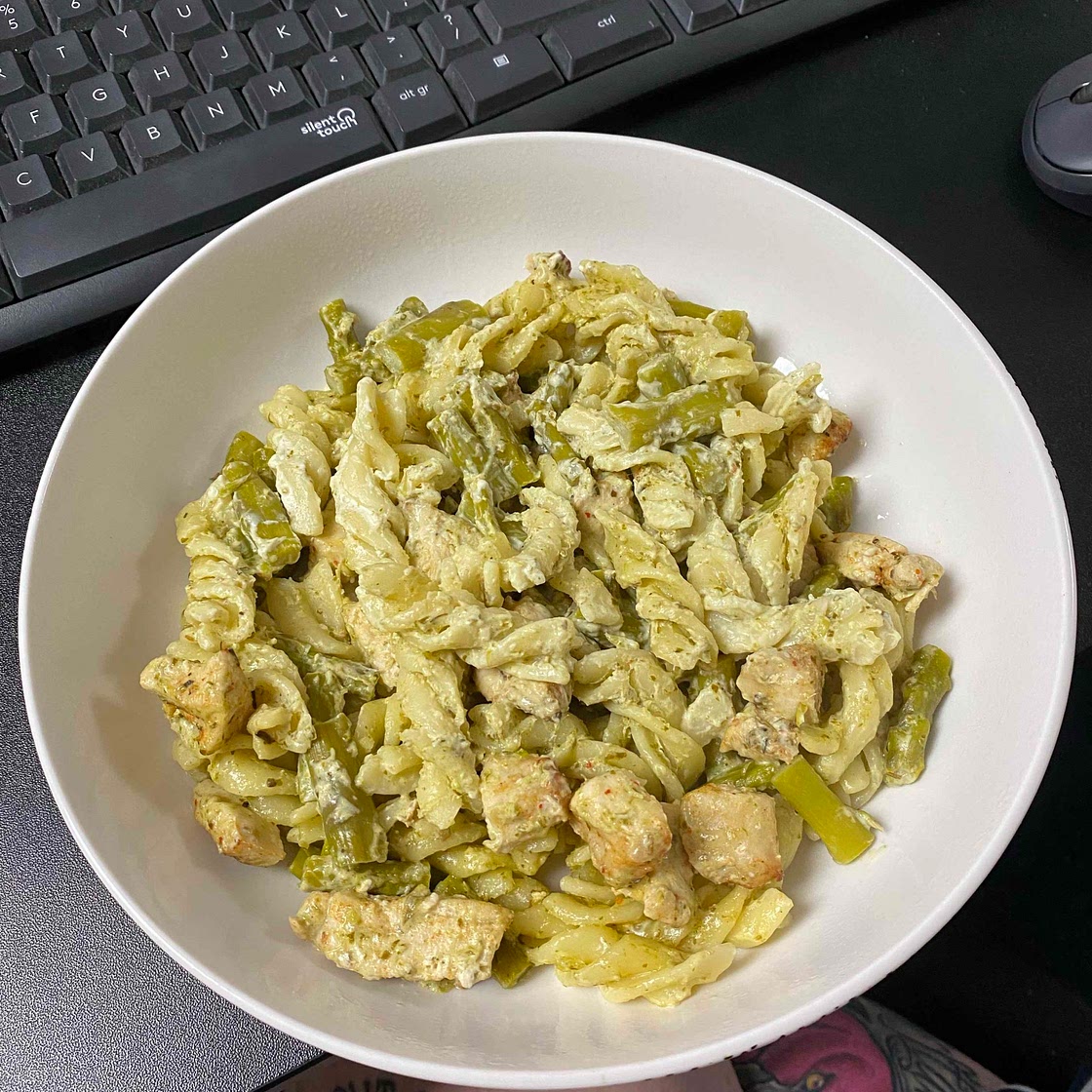 Creamy chicken & asparagus pesto pasta