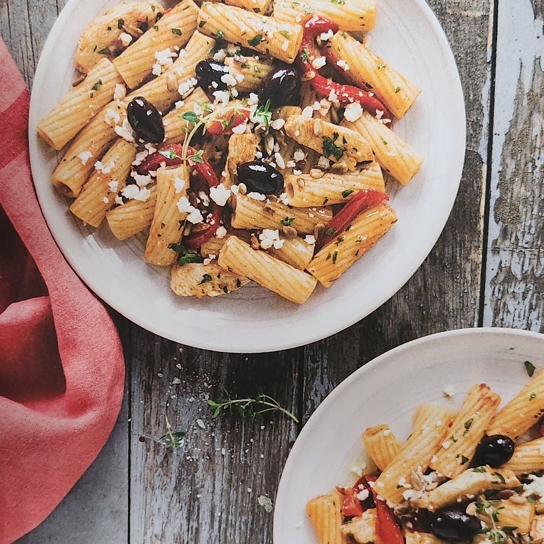 Rigatonis Tomate, Feta, Olives Noires et Poulet
