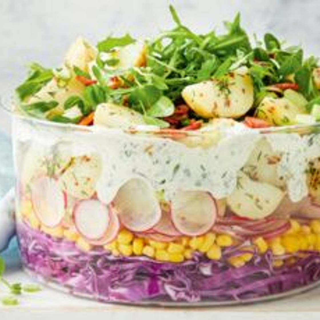 Salade à étages à la pomme de terre et crème ciboulette