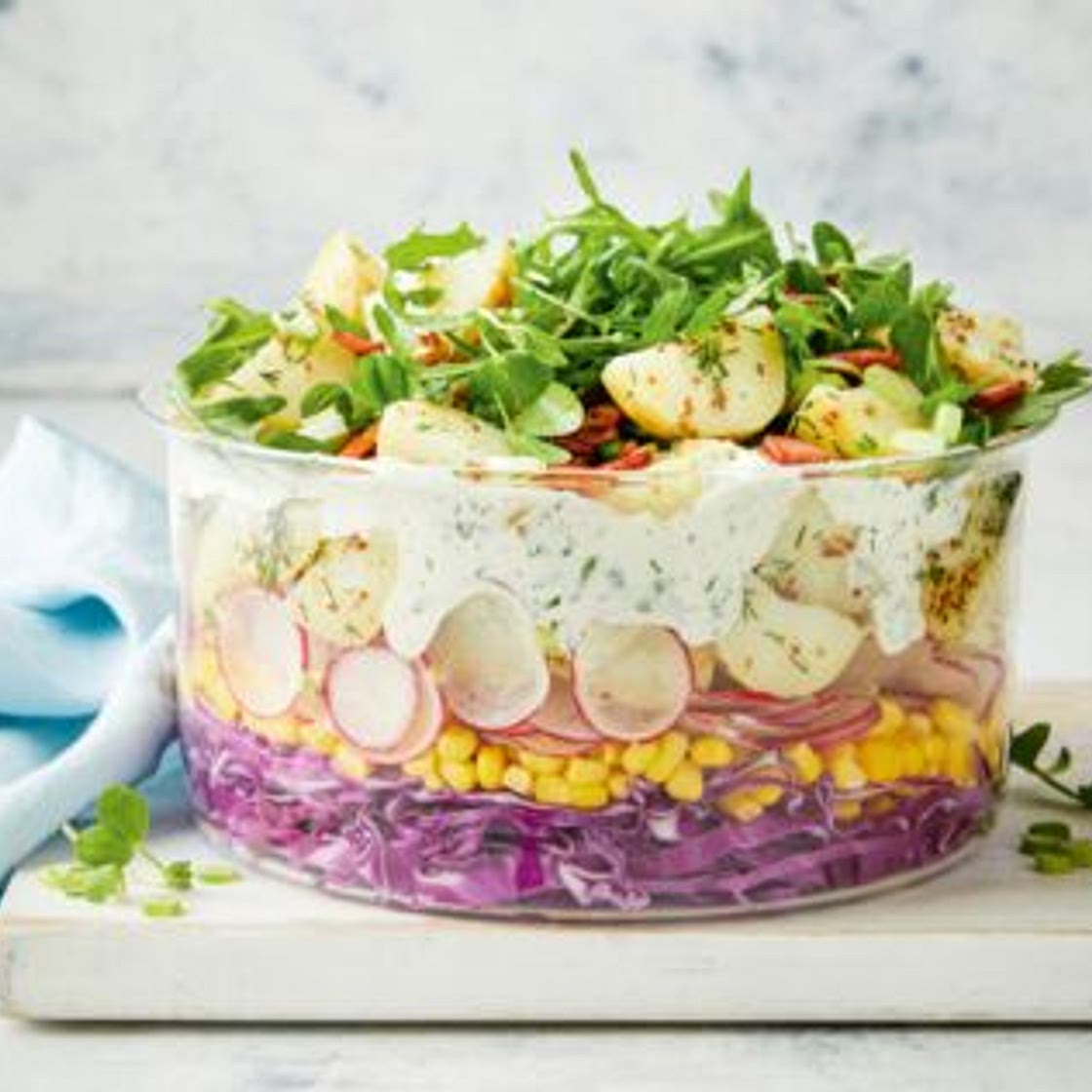 Salade à étages à la pomme de terre et crème ciboulette