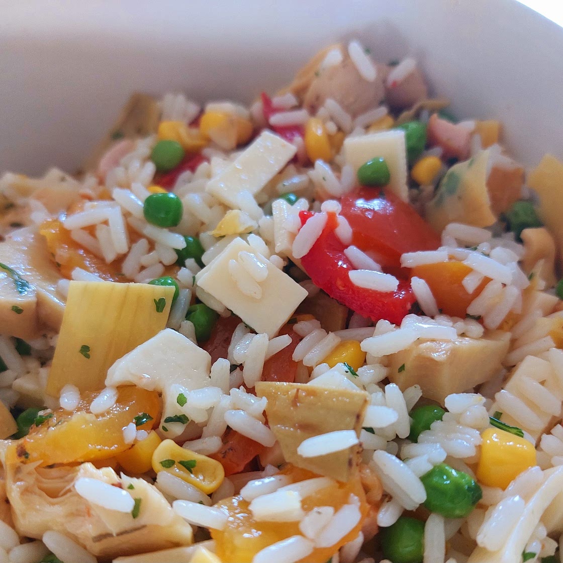 Rice salad - Hotdogs, gouda, peas and picked vegetables.