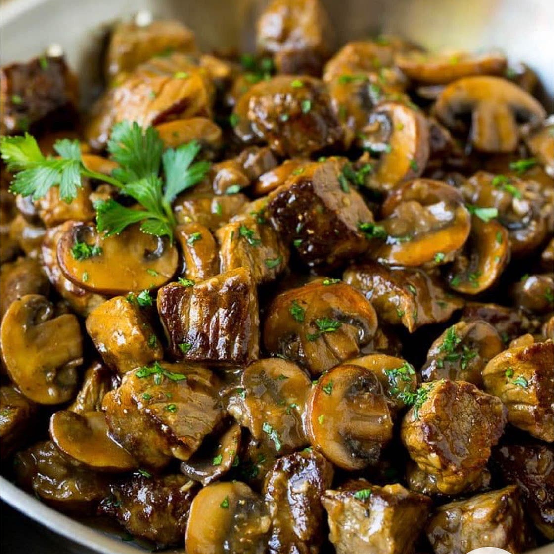 Steak tips in creamy mushroom gravy 