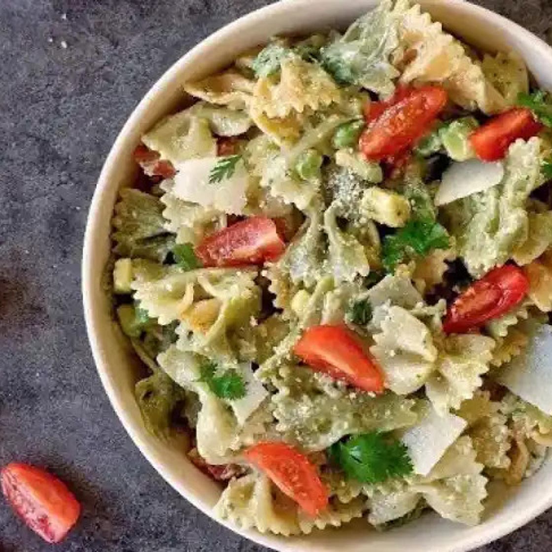 Ensalada de pasta con aguacate
