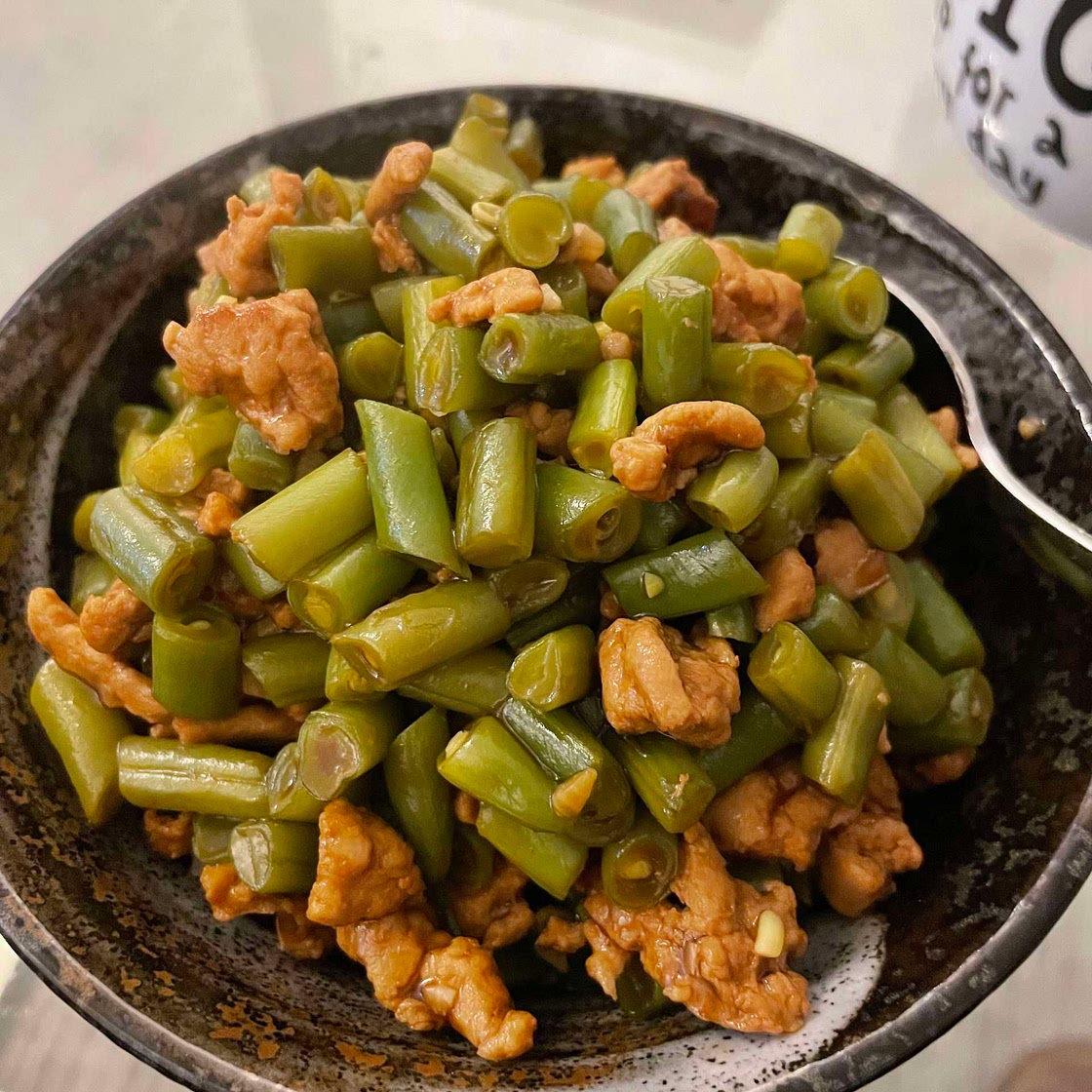 Mince & green beans on rice (肉末豆角盖饭)