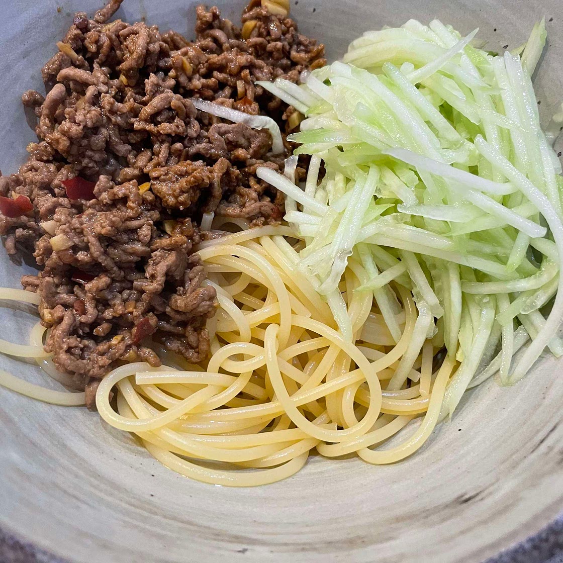 Seasoned mince & cucumber noodles (肉末黄瓜拌面)
