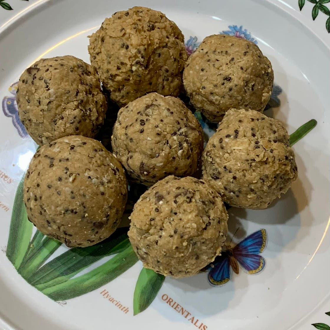 Peanut Butter Maple Protein Balls with Chia Seed (no-bake)