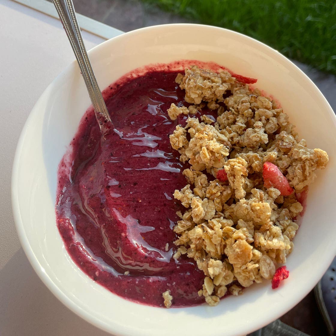 My Go-To Smoothie Bowl (5 minutes!)