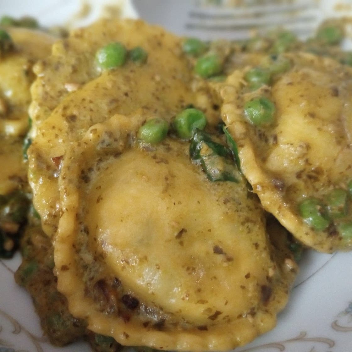 Ravioli with Creamy Pesto Sauce Spinach, Peas and Shallots