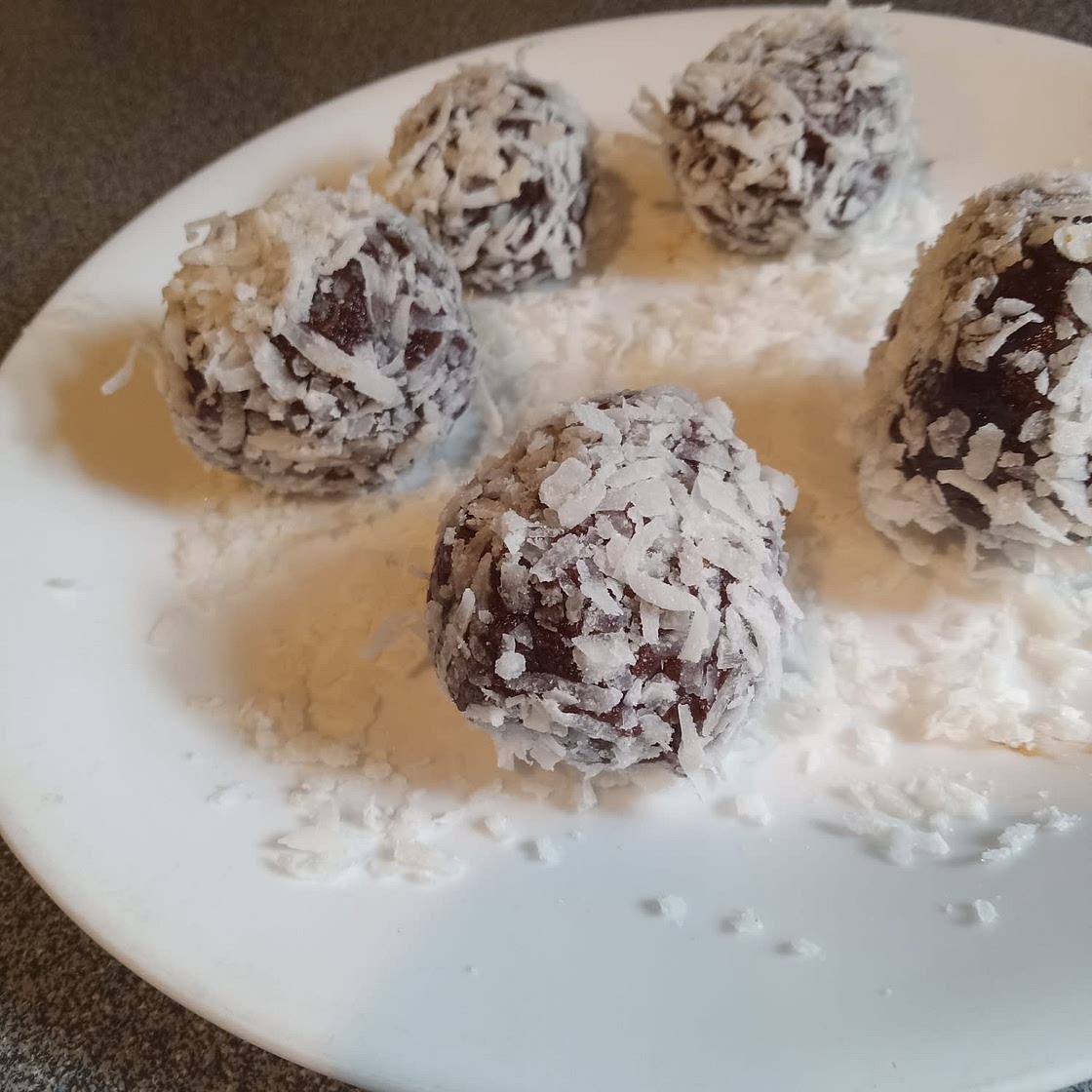 Brownie Batter Bliss Balls with Cacao and Dates (vegan)