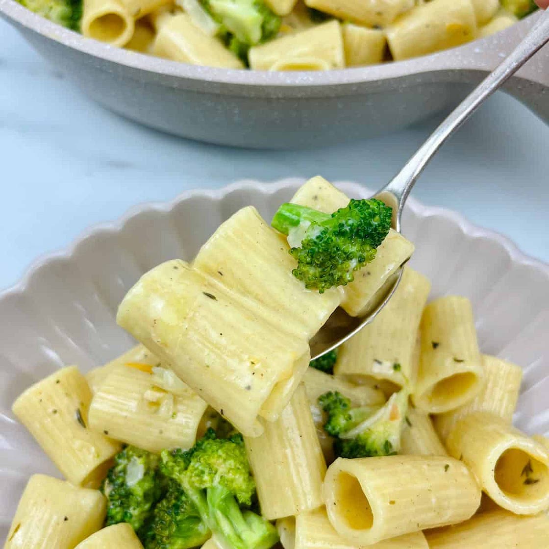 One Pan Broccoli Pasta With Cheddar