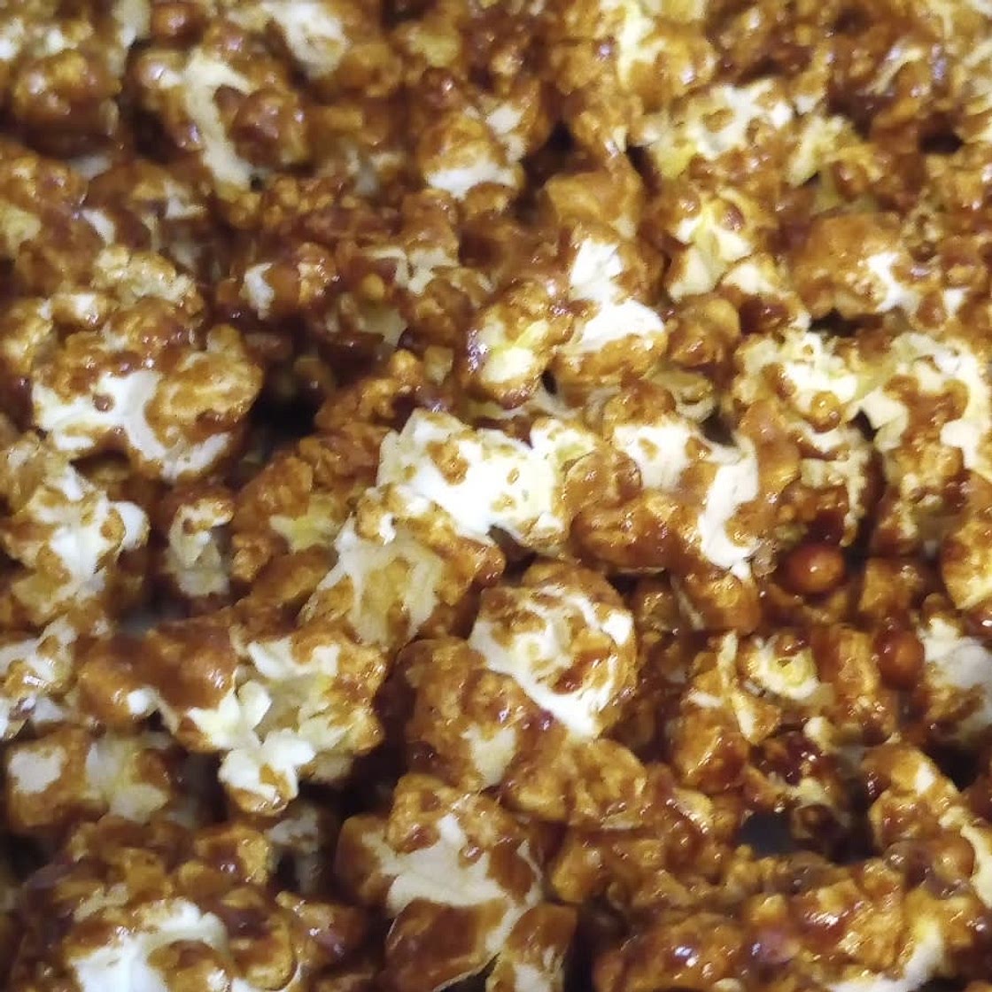 Low FODMAP Gingerbread Caramel Crunch Popcorn