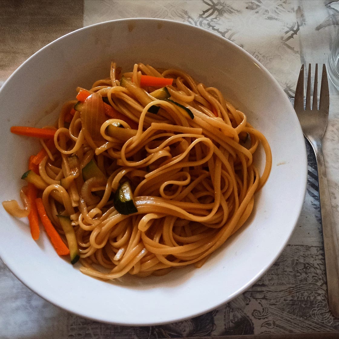 Tallarines con salsa de soja y verduras