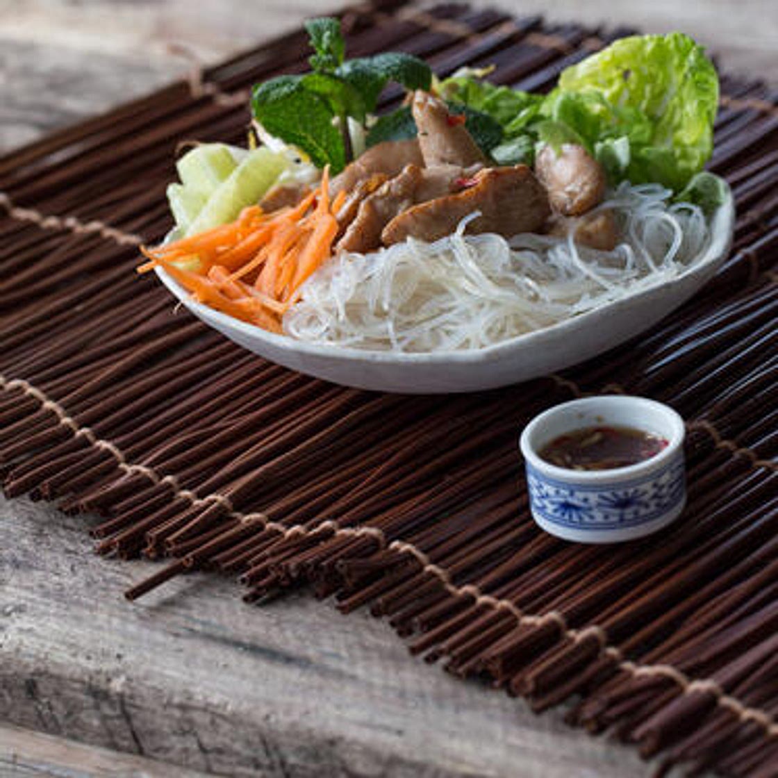 Vietnamesischer Hähnchen-Nudel-Salat