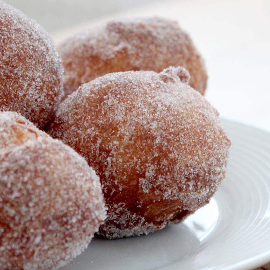 Bunyols de vent (Catalan doughnuts)