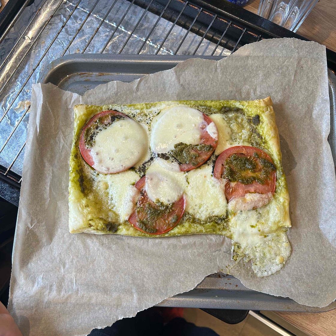 Pesto cheese and tomato slice 