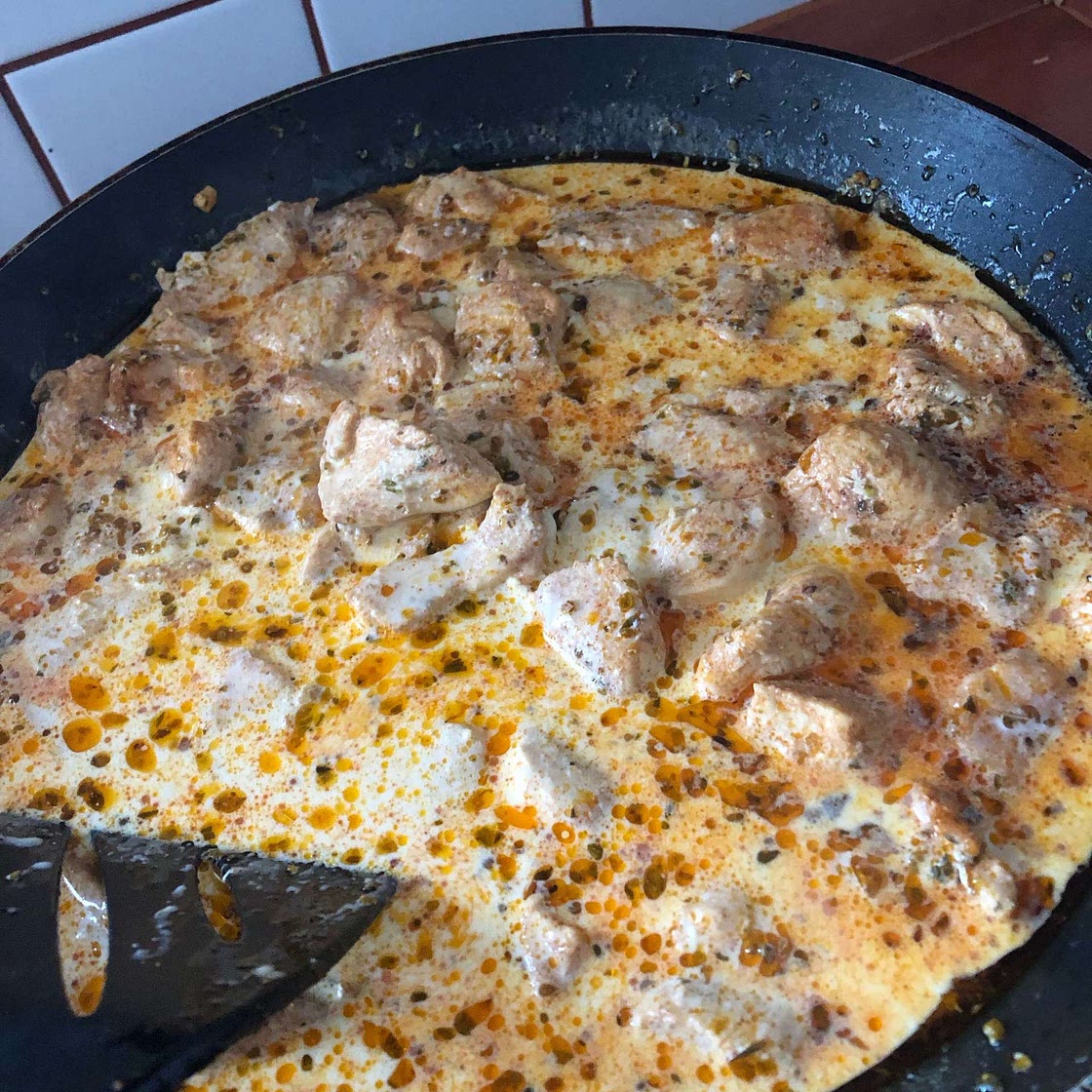 Creamy Mozzarella & Chicken Pasta (with 🫑)