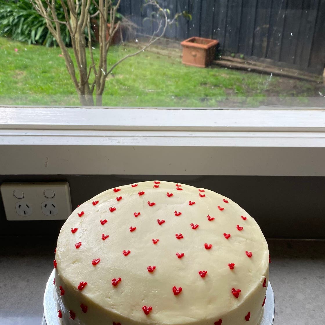 red velvet cake w/ cream cheese frosting 🍰