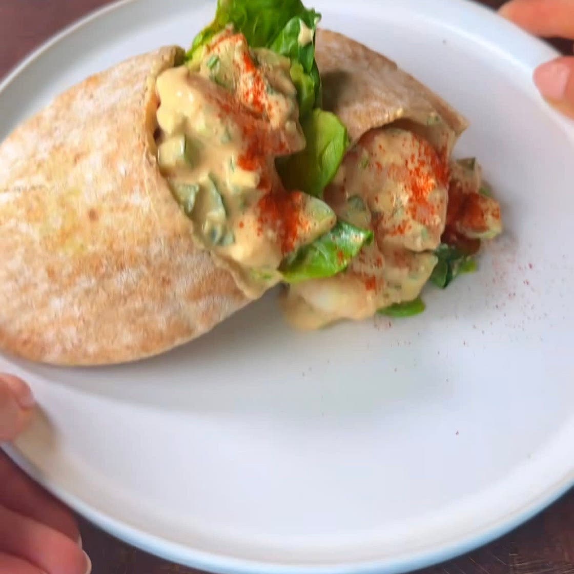 Prawn cocktail pita (340 cals)
