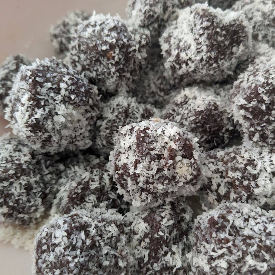 Brownie Batter Bliss Balls with Cacao and Dates (vegan)