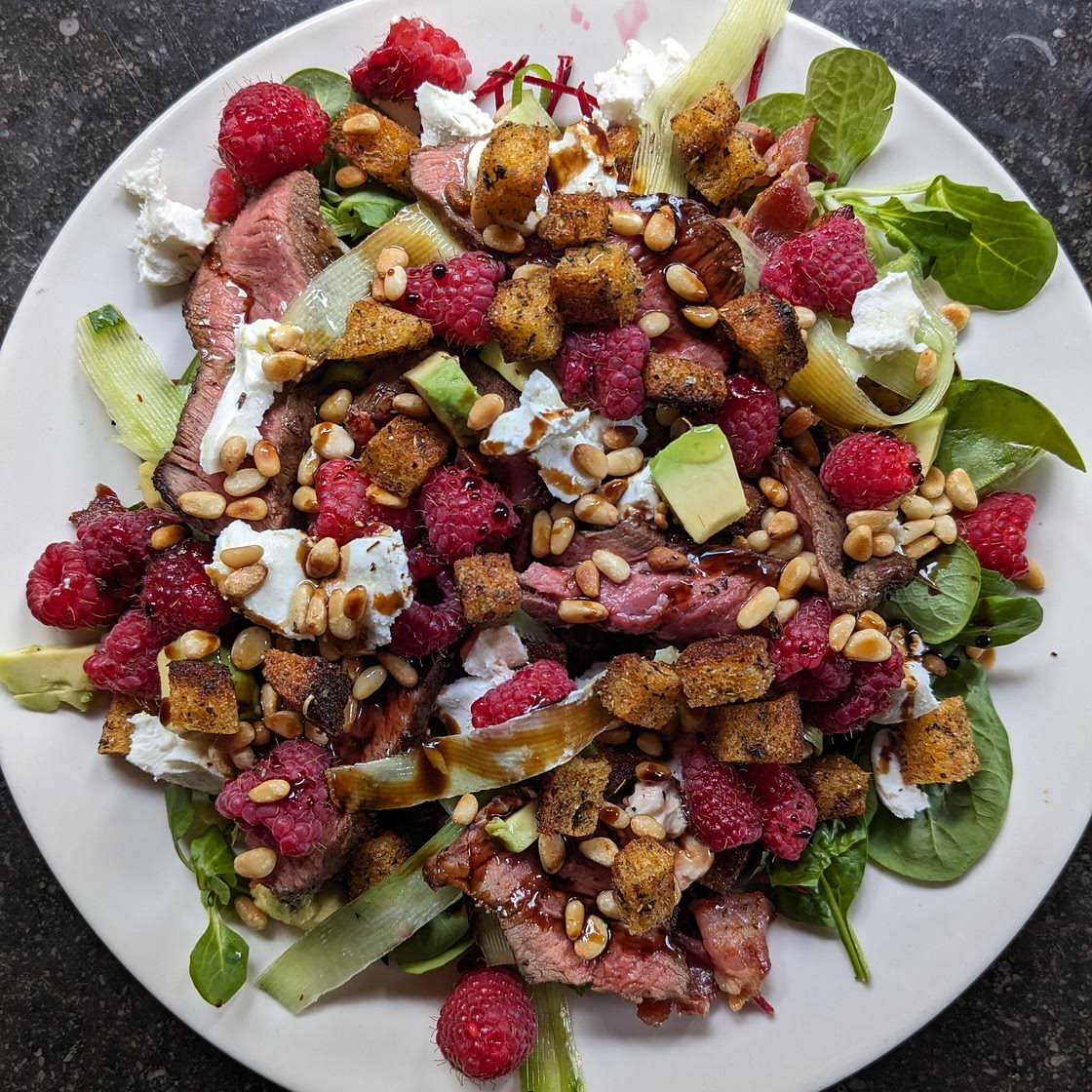 Salade met geitenkaas  frambozen en croutons