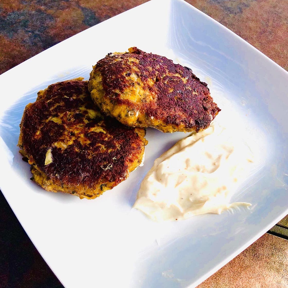 Crab cakes with crab cake sauce