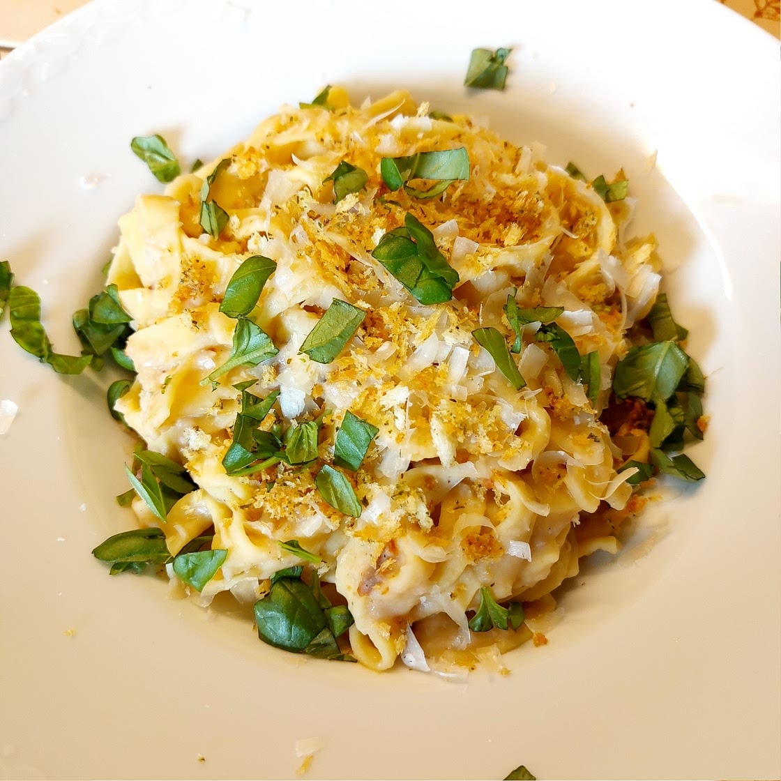 Pasta mit cremiger Soße aus weißen Bohnen und knusprigem Panko-Topping