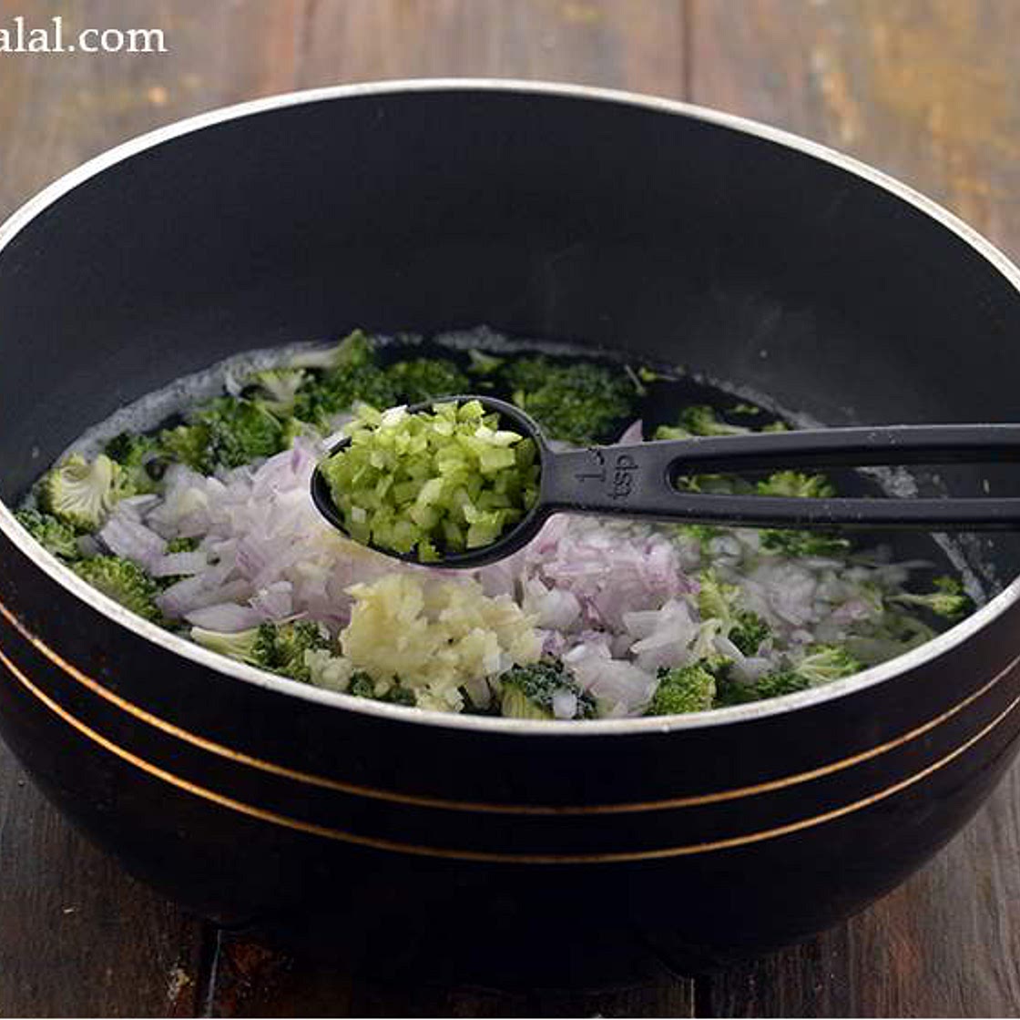 broccoli almond soup recipe | protein rich soup | healthy almond broccoli soup |