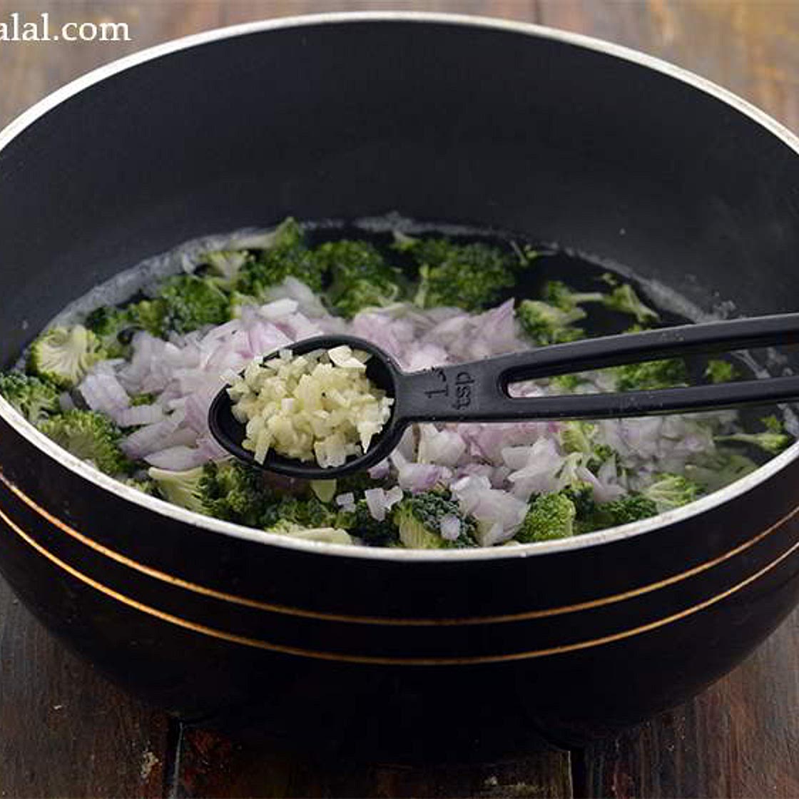 broccoli almond soup recipe | protein rich soup | healthy almond broccoli soup |