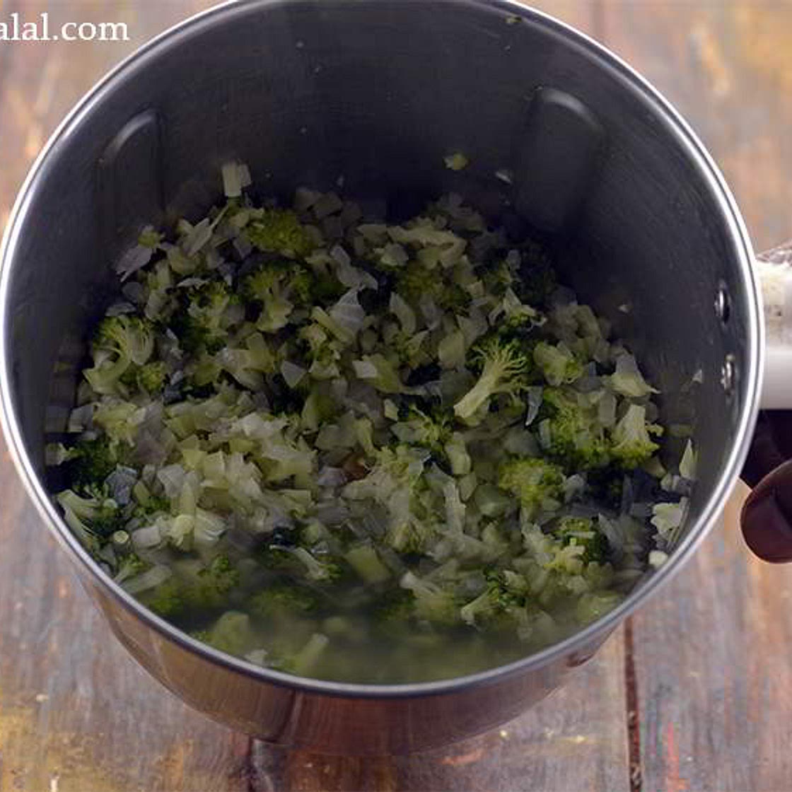 broccoli almond soup recipe | protein rich soup | healthy almond broccoli soup |