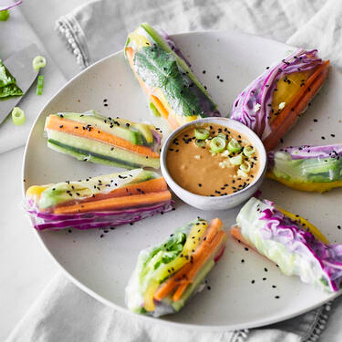 Vegane Sommerrollen mit Mango und Erdnussdip
