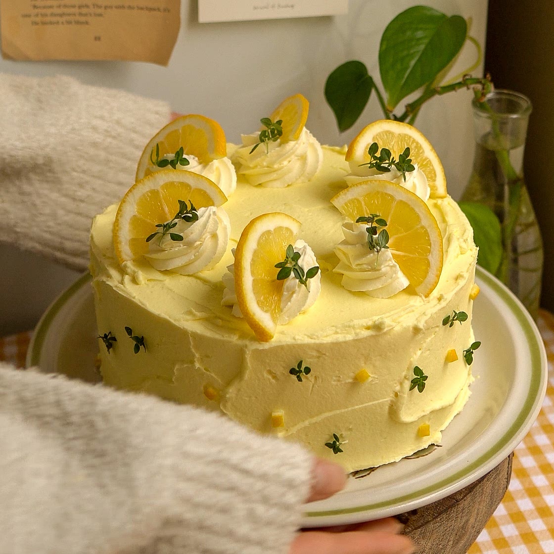 Lemon Cake w/ Lemon Curd and Mascarpone Whipped cream 🍋