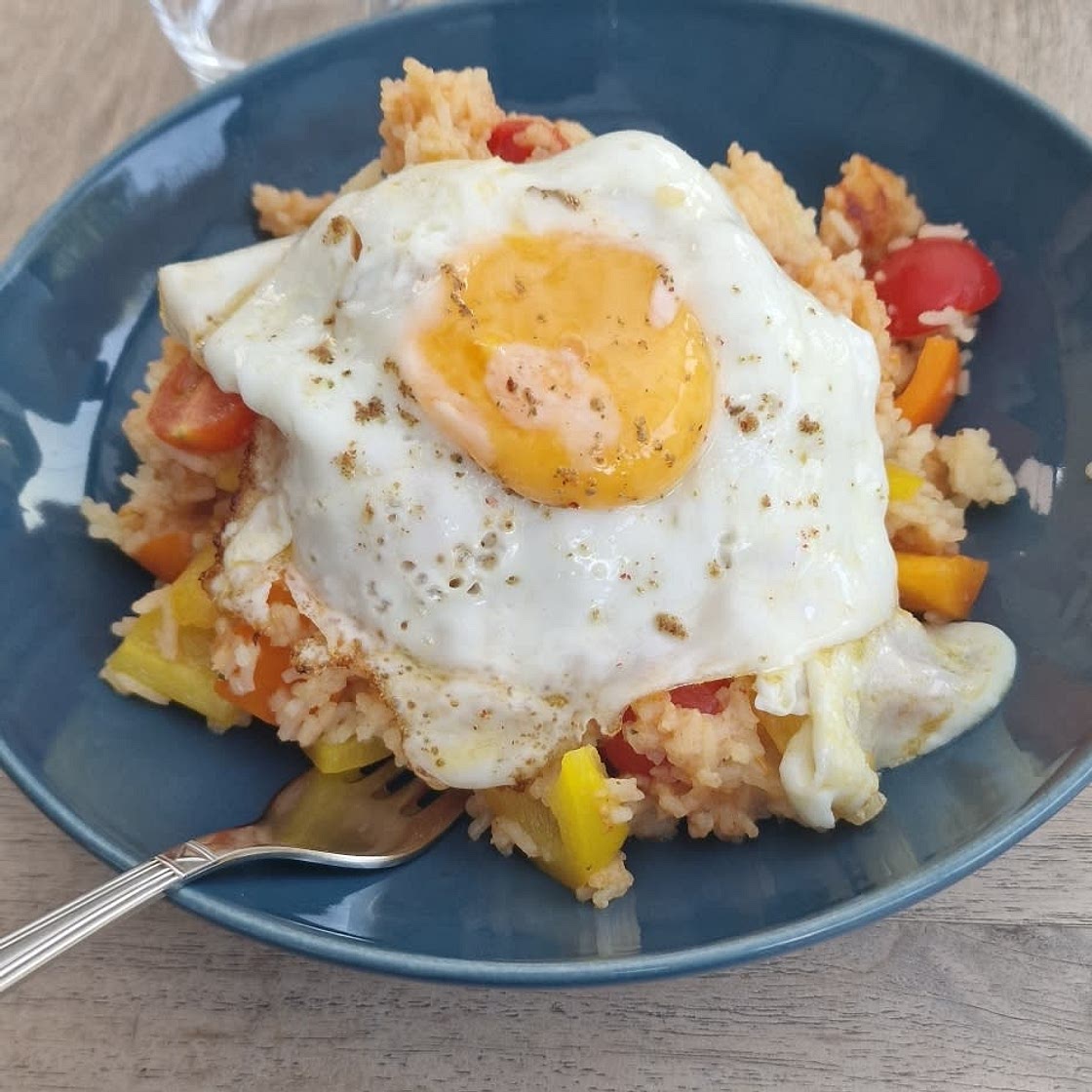 Gemüsepfanne mit Reis und Ei