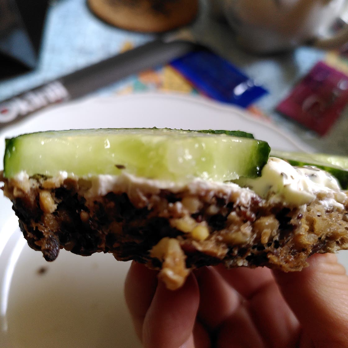 Saatenbrot mit Gurke und Frischkäse