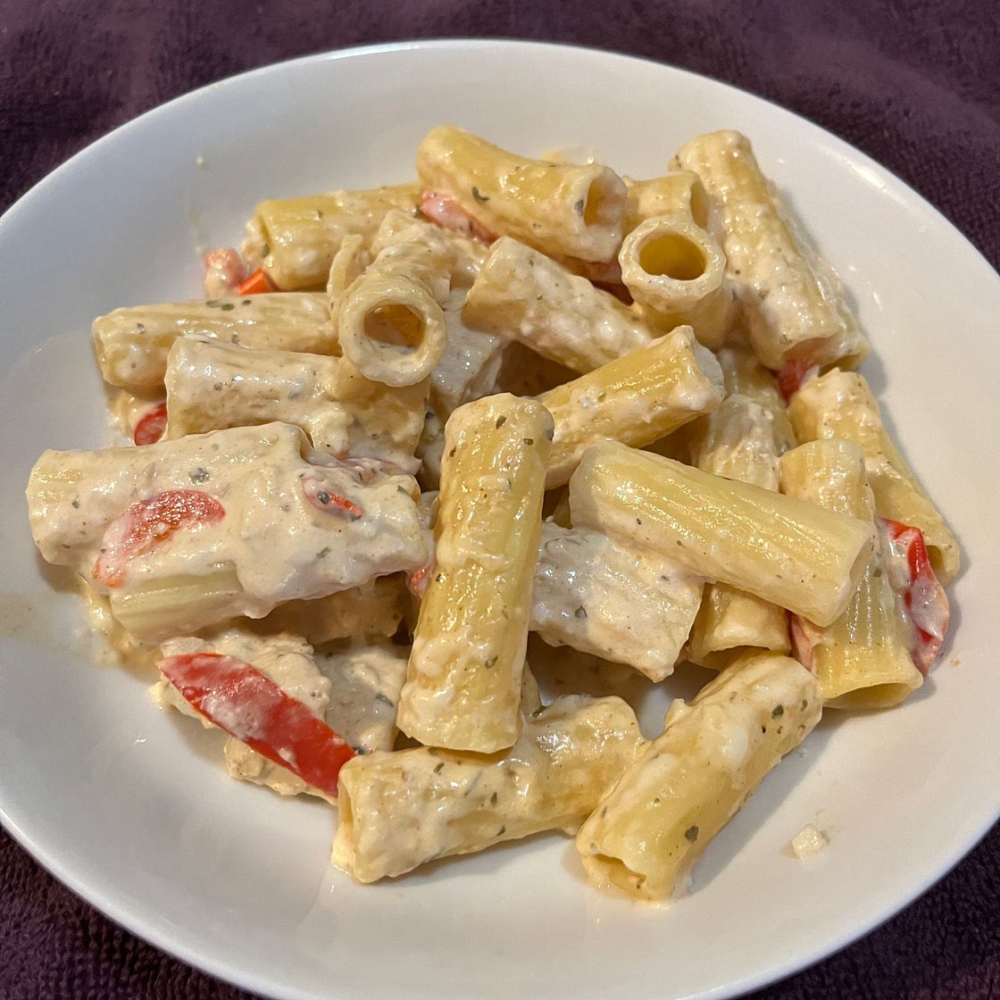 Creamy Mozzarella & Chicken Pasta (with 🫑)