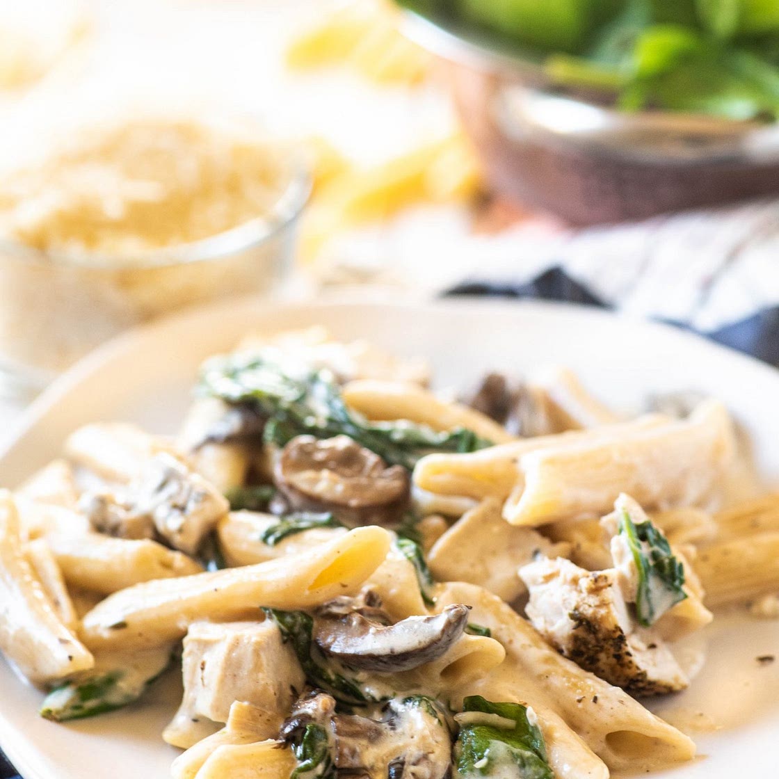 Creamy Instant Pot Pasta with Chicken and Mushrooms